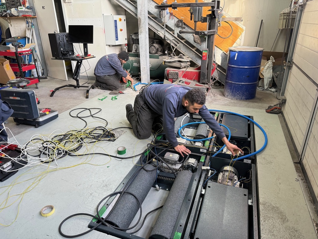 Techniciens au travail